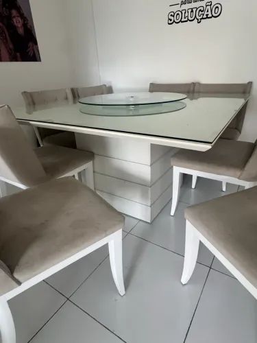 mesa quadrada com oito cadeiras
