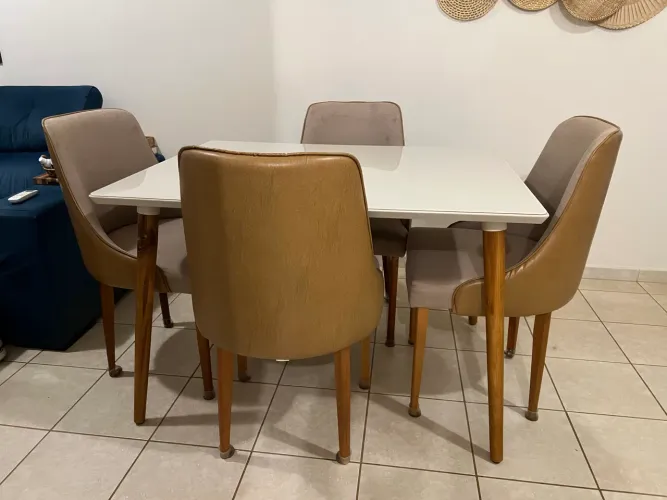 Mesa laqueada com 4 cadeiras de embuia