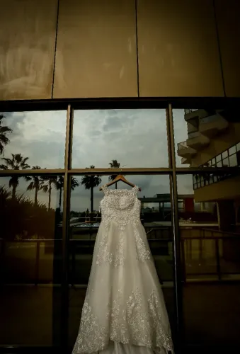 Vestido de Noiva - Princesa/Evasê com Busto Bordado em Pérolas e Renda - Tamanho 42