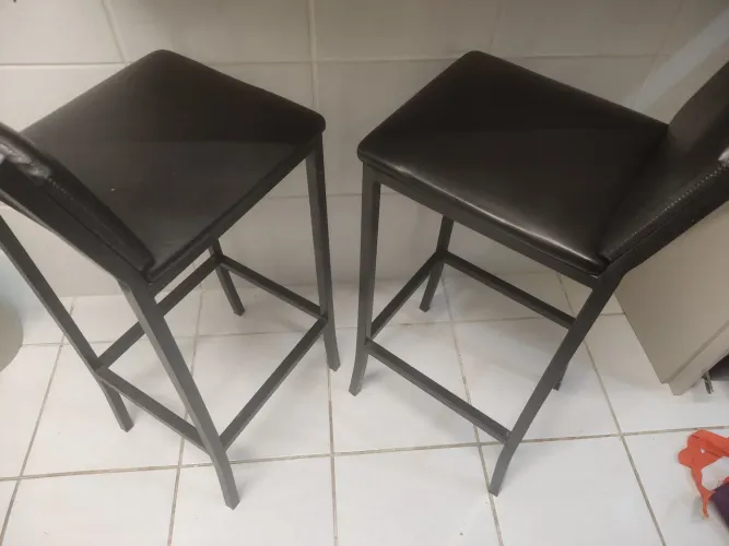 Banquetas de metal com couro ecológico
