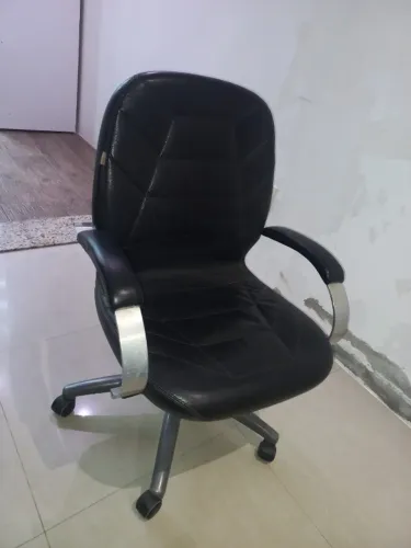 Cadeira Preta de rodinha Couro escritório