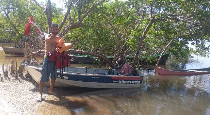Barco de alumínio com oi sem motor.
