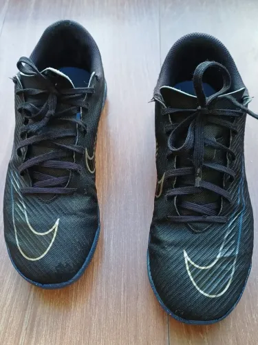 Chuteira Infantil Nike Mercurial com caneleira