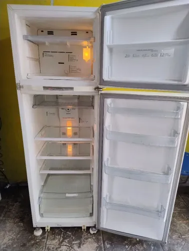 Geladeira Frost Free funcionando perfeitamente