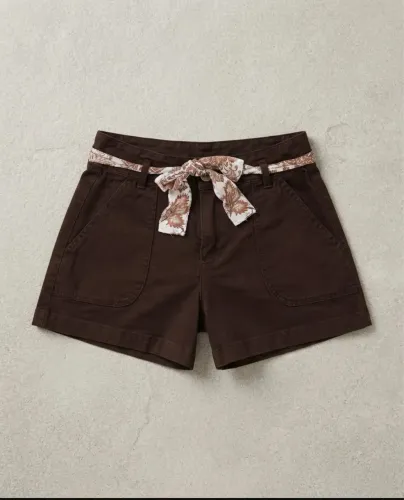 Short Feminino em sarja cor Marron com Lenço na cintura