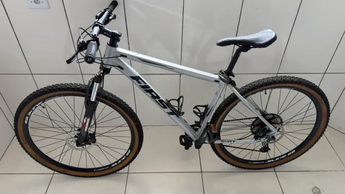 First Smitt aro 29, Shimano Deore M6100 SGS 12V, freios hidráulicos e suspensão com trava.