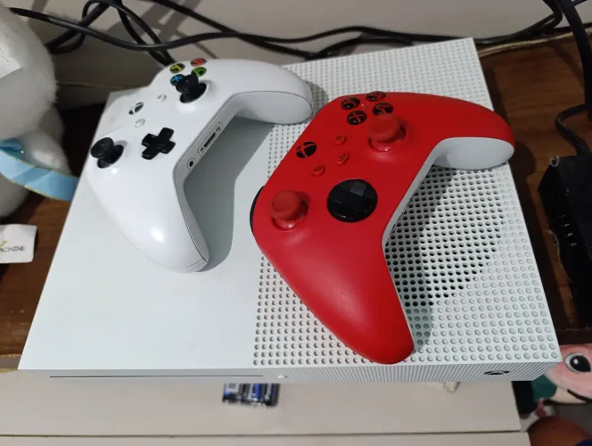 XBOX ONE S,,1TB,,2 CONTROLES ORIGINAIS NOVINHO