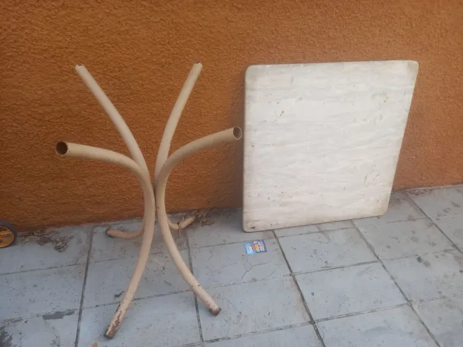 Mesa estrutura metálica tampo de mármore