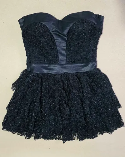 Look completo: Vestido preto rendado Katraca + Anel Articulado Filigrana