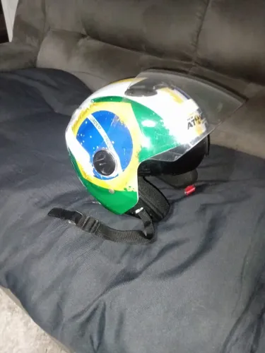 Capacete cores do Brasil, tamanho 60, viseira transparente e outra escura p/ sol.