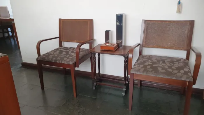 Mesa e cadeiras de madeira antigo