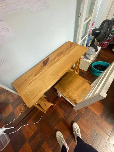 Escrivaninha de madeira estilo cavalete