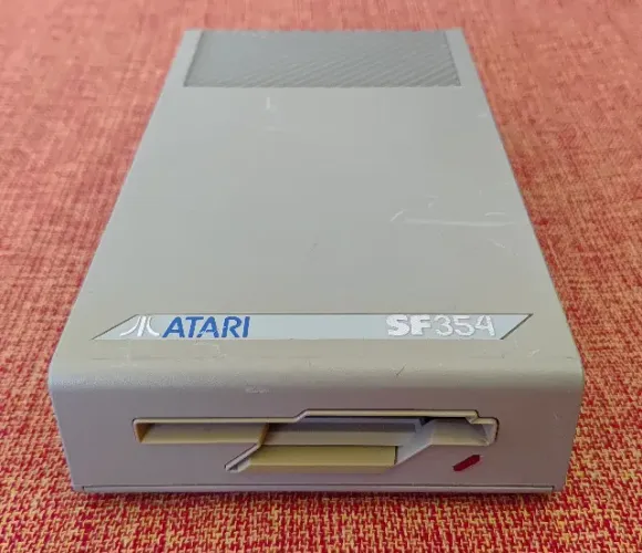 Drive Leitor Externo de Disquetes de 3,5" Atari Sf354 - Ruim / Para Conserto