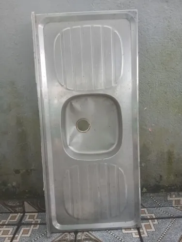 Pia de cozinha em aço inox. 120 comprimento por 56 de largura.