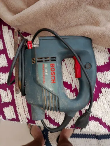 Vendo tico tico da box funciona perfeitamente só não está segurando a serra pra quem quiar