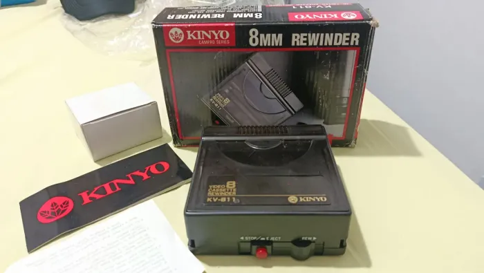 Rebobinador de fitas Video 8mm Kinyo KV-811 (110V) NÃO FUNCIONA! - P/ coleção ou reparo.