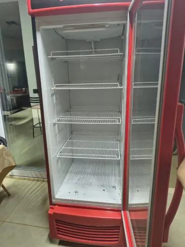 Freezer Budweiser em ótimo estado e funcionando perfeitamente.