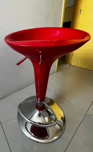 Banqueta vermelha para balcão