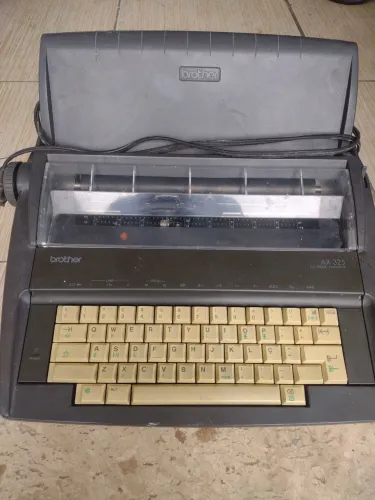 Máquina de escrever antiga para colecionador 