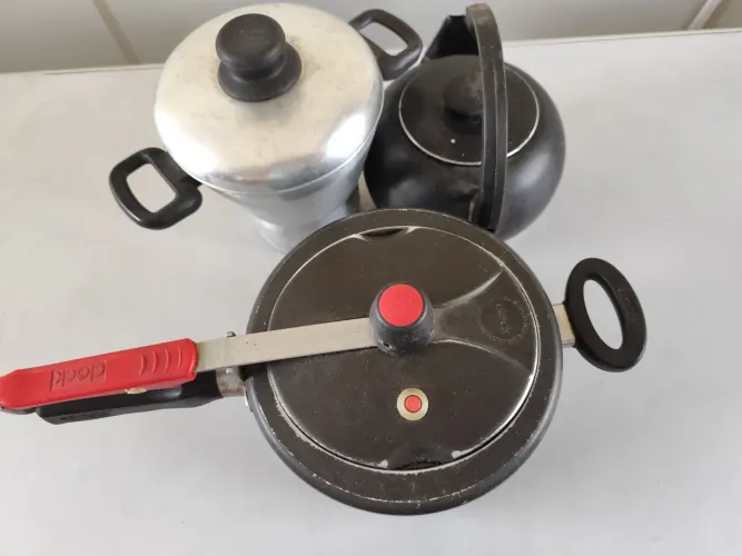 Panela de pressão, cuscuzeira e bule