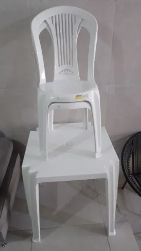 Mesa de plástico 2 cadeiras