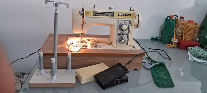 Máquina de costura Elgim