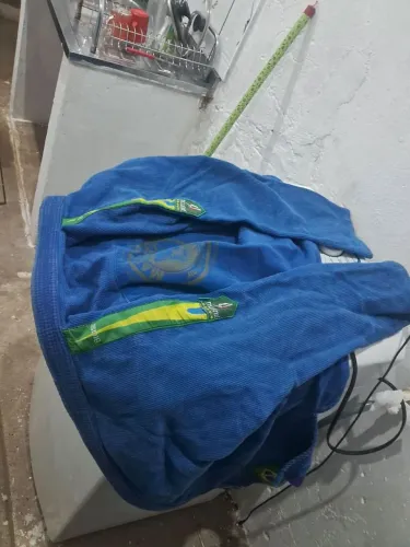 Vende-se kimono usado .