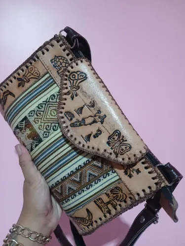 Bolsa Indigena Artesanal de couro