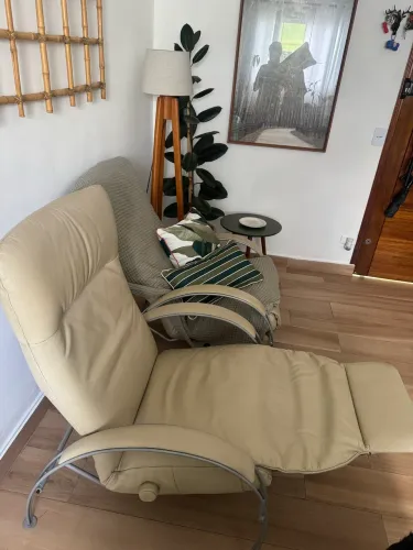 Poltrona lafer reclinável em couro bege.