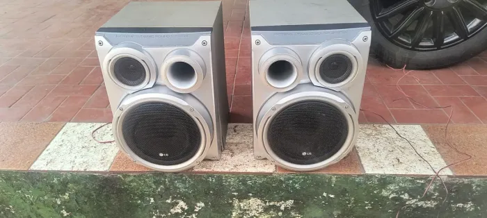 Par de caixas de som LG toca forte