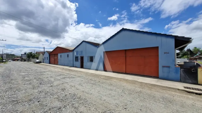 Galpão com 5 salas, 2 lavabos e 1 cozinha com armários no bairro Floresta.