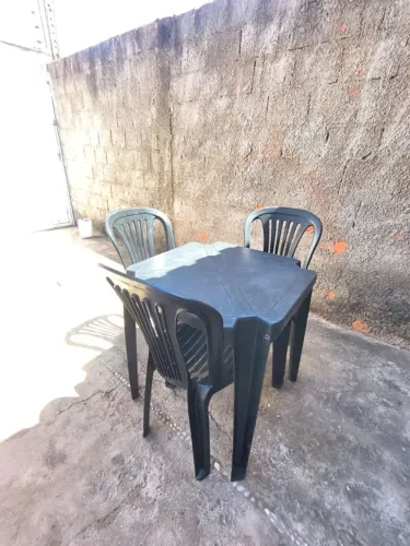 MESA COM TRÊS CADEIRAS