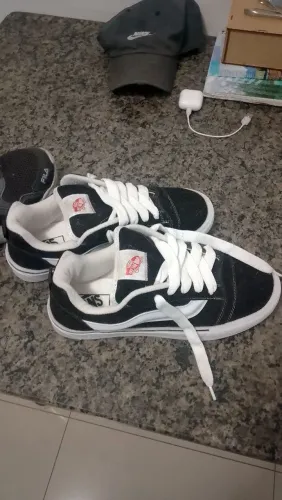 Tênis Adidas e vans vendo os pares por 300 reais novos nunca usados .