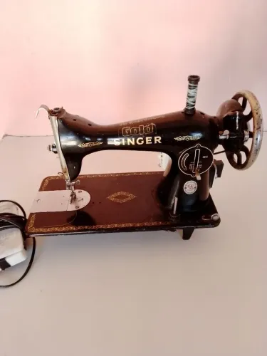 Máquina de costura Singer Gold 