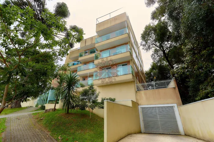 Apartamento mobiliado com sacada e vista para área verde no Campo Comprido.