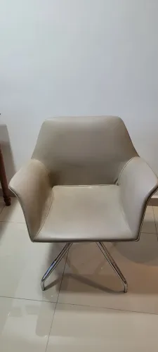 Cadeira com pés de alumínio 