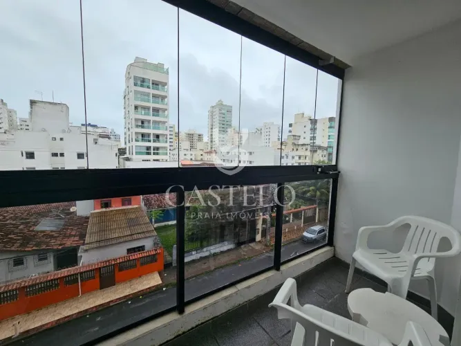 Apto 2 quartos/suíte, sala ampla com varanda de frente pra rua, sol da manhã na Praia do M