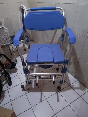 Troco uma cadeira de banho por cadeira de rodas