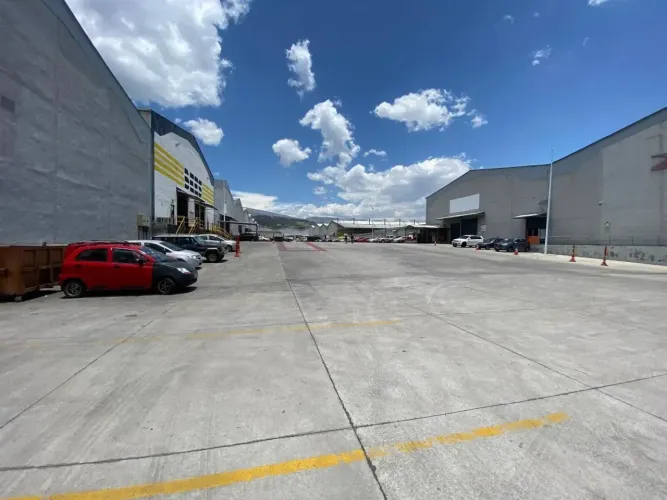 GALPÃO INDUSTRIAL/LOGÍSTICO EM GUARULHOS | 10.900 M² | EXCELENTE ACESSO PARA CAMINHÕES E O