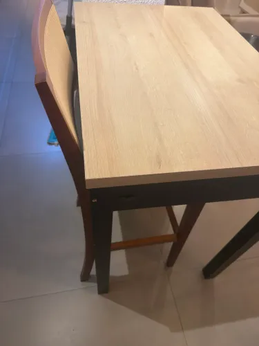 Mesa com prateleiras + banqueta