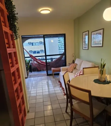 2 quartos, tem varanda, 70m²,  R$5.000 já com todas as taxas.