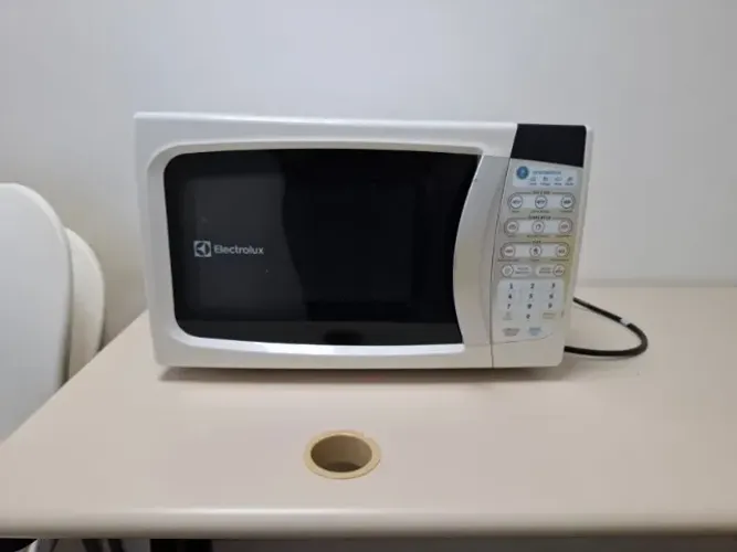 MICROONDAS ELECTROLUX (funcionando, porém descascando por dentro)