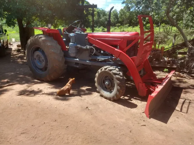 Trator com lâmina e grade