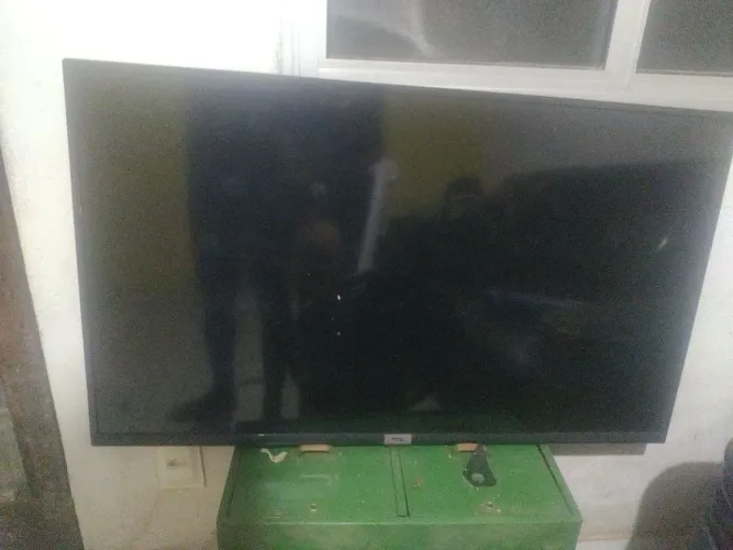 Tv TCL smart 43 polegadas só acende os leds
