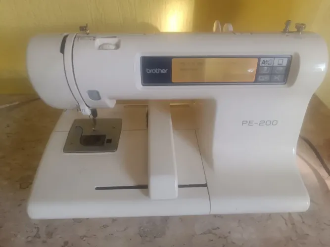 Máquina bordar, bordadeira marca Brother, ideal pra costura, modelo PE-200.