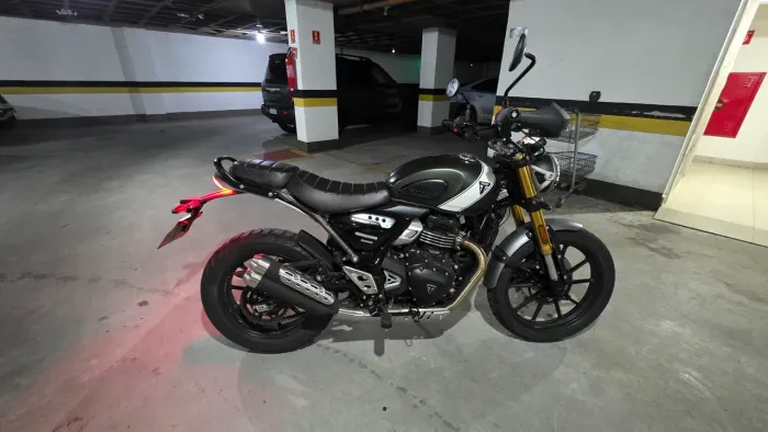 Moto Triumph 400 cilindradas, estado de Zero, apenas 2800km