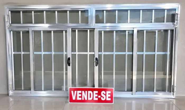 Vendo vitro de alumínio brilhante.