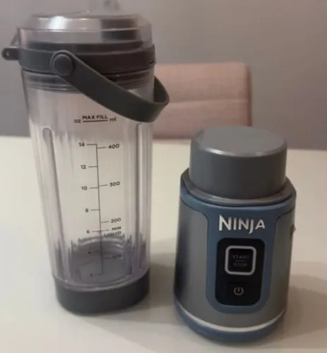 Mini liquidificador portátil ninja blast semi novo bateria aguenta triturar gelo com caixa
