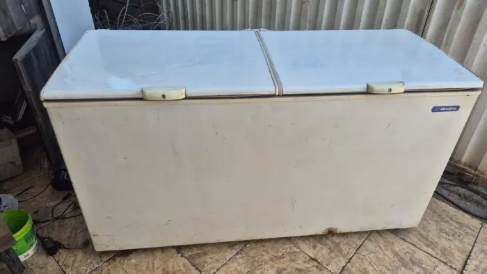 Freezer Metalfrio 530L para congelamento funcionando 