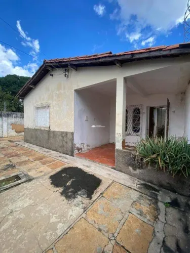 CASA RESIDENCIAL NO BAIRRO ITAPERU COM 04 VAGAS DE GARAGEM.